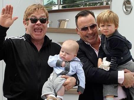 Elton John ha provato invano ad adottare un bambino in ucraina. Così ha deciso di rivolgersi alla maternità surrogata